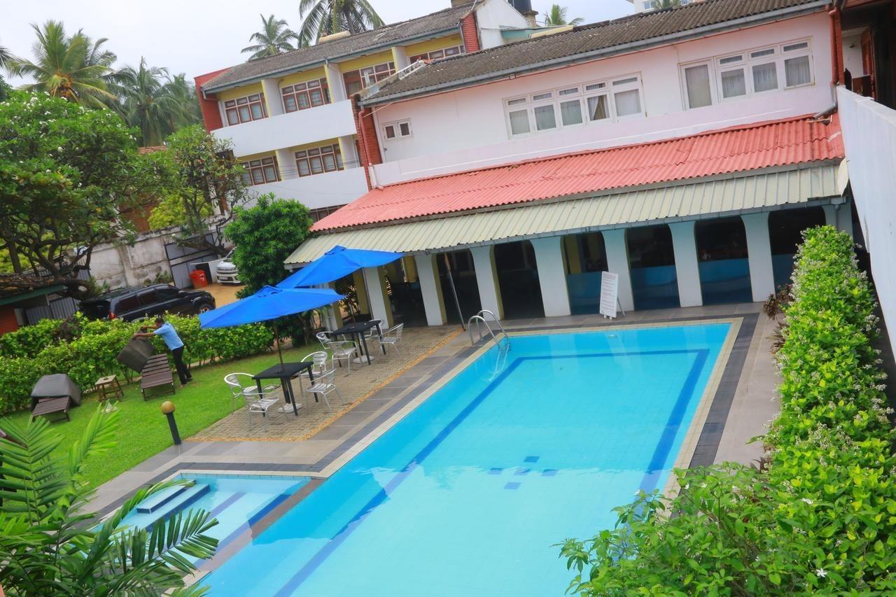 Ranveli Beach Resort Dehiwala-Mont Lavinia Extérieur photo