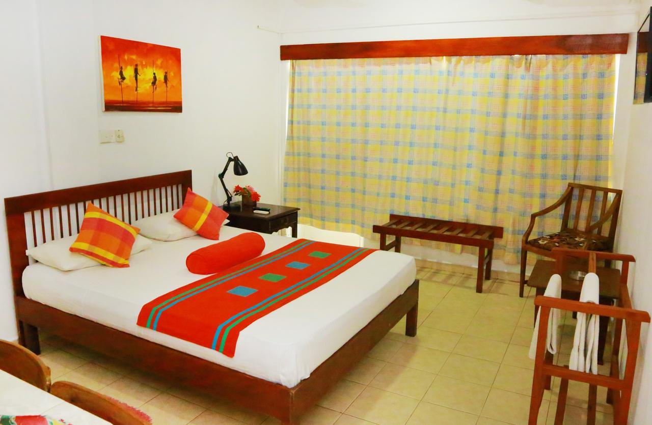 Ranveli Beach Resort Dehiwala-Mont Lavinia Extérieur photo