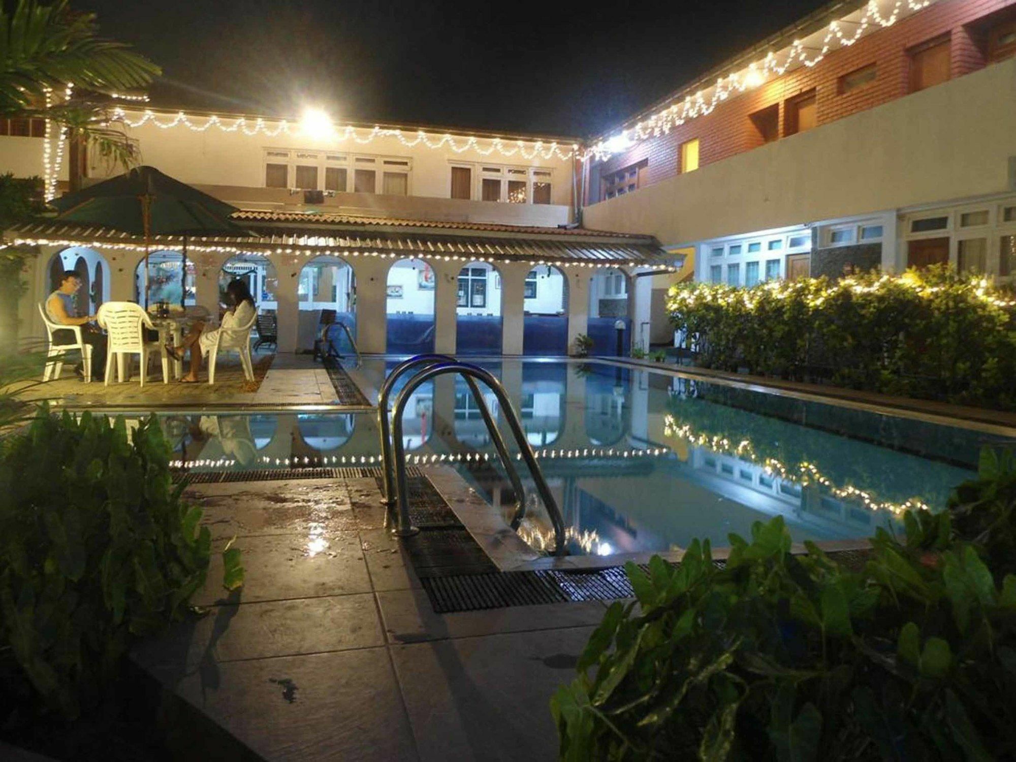 Ranveli Beach Resort Dehiwala-Mont Lavinia Extérieur photo